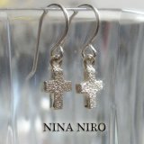 画像: 【NINA NIRO】シルバー925 華奢なデザインサンドカットクロスモチーフピアス[現品限り]